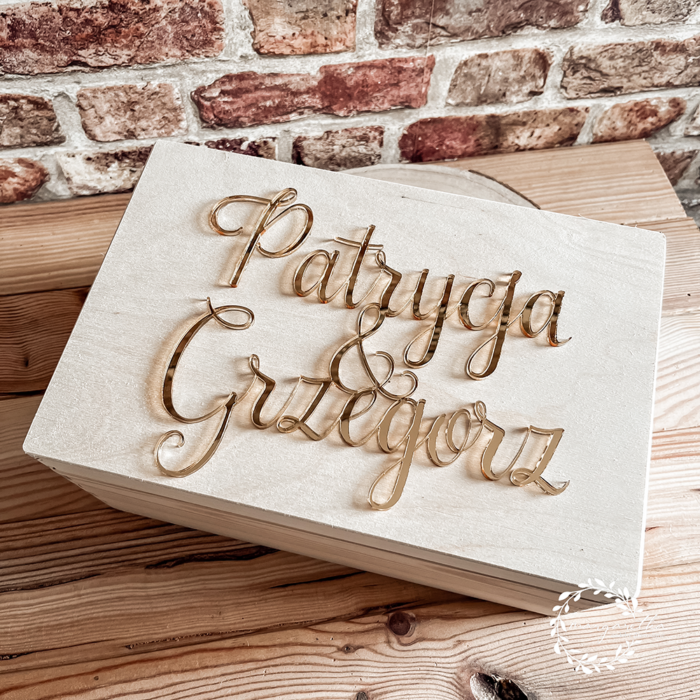 Pudełko ze złotym napisem