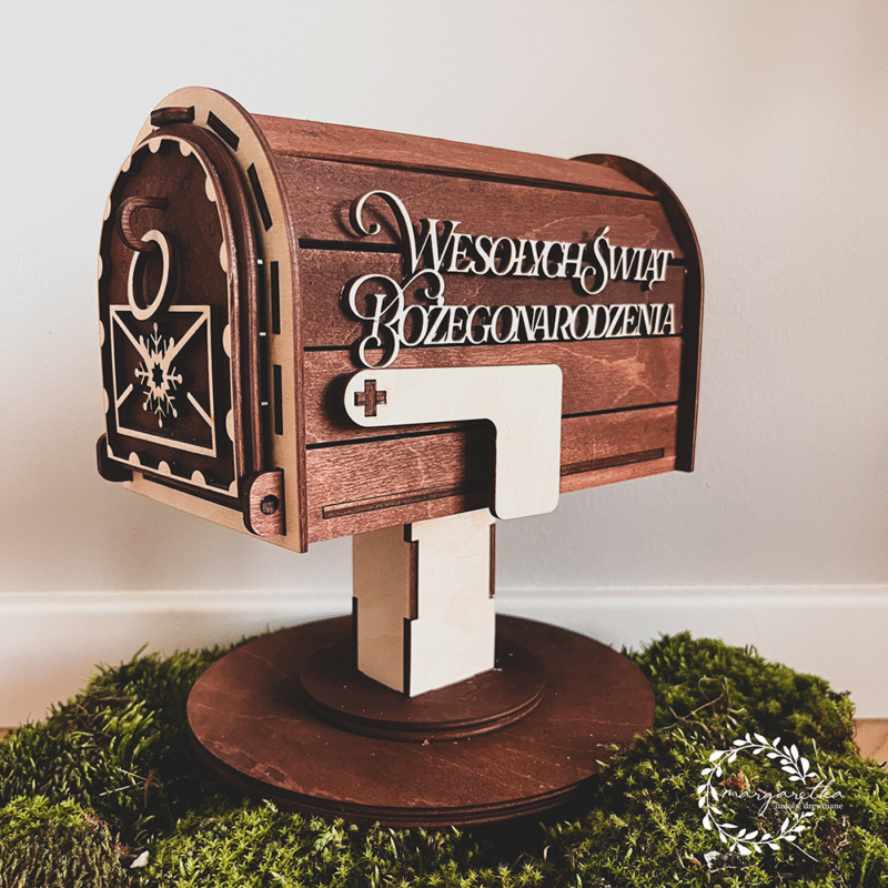 Drewniana skrzynka na nóżce na listy do Mikołaja
