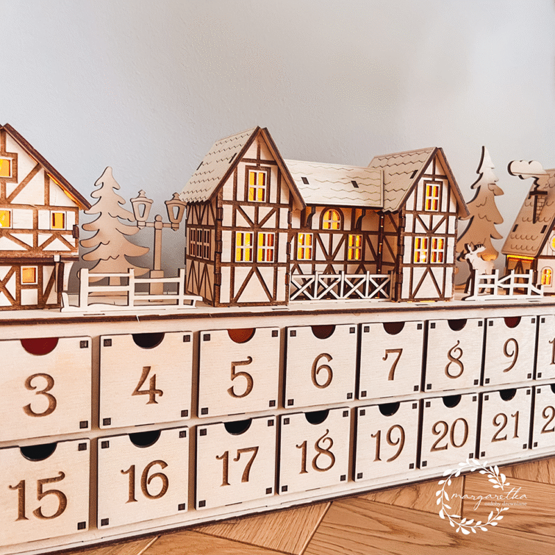 Drewniany kalendarz adwentowy z podświetlaną wioską i szufladkami